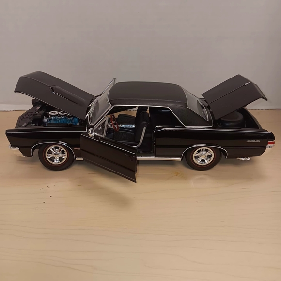 Classic Black Diecast 1/18 Scale 1965 Pontiac GTO - Picture 5 of 5